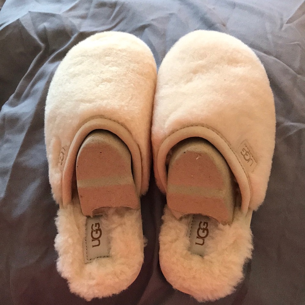 UGG NWT Fluffette slides